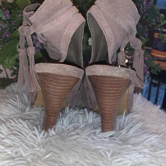 Vince CAMUTO Beige Suede Leather Janessa Peep Toe Heels Size 8 With Tassels - Picture 3 of 12